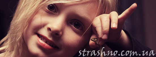 Домовой помогает девочке Домовой помогает девочке