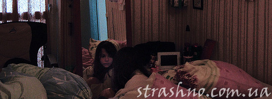 Мистическое отражение призрака в зеркале