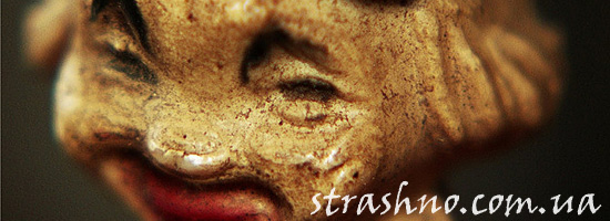 Старая страшная игрушка клоуна Старая страшная игрушка клоуна