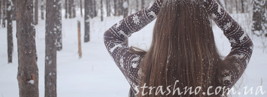 Девушка с собакой зимой