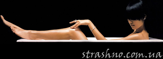 Напуганная девушка в ванной Напуганная девушка в ванной