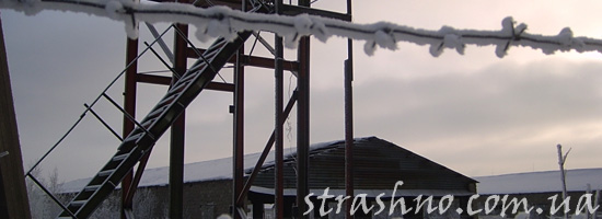 Страшное существо на заборе воинской части