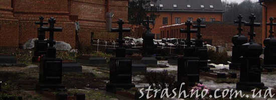 Кладбище у монастыря