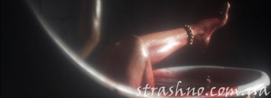 Женщина в ванной крови