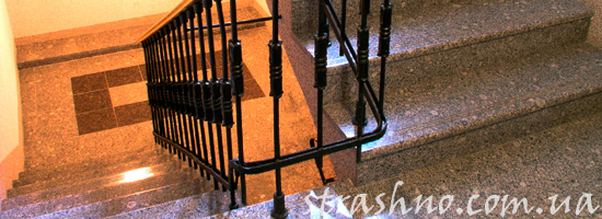 Лестница между этажами с привидениями