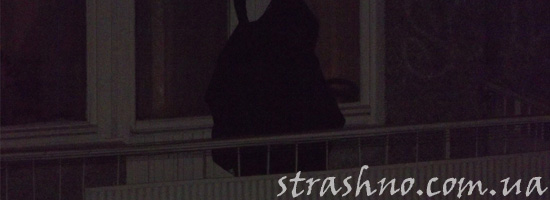 Жуткий посетитель на балконе