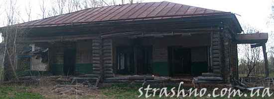 Полуразрушенный мистических дом
