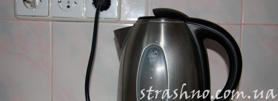 Домовой играется электрочайником