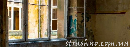 Окно в очень старой квартире