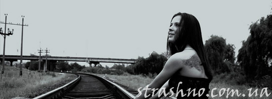 Красивая агрессивная девушка