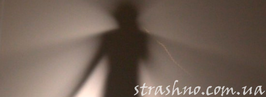 Силуэт ночью в квартире