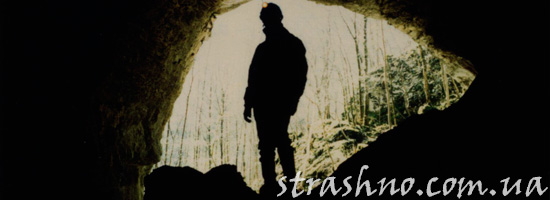 Начинающий спелеолог в пещере