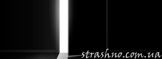 Незапертая на ночь дверь