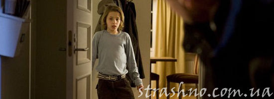 мальчик двери