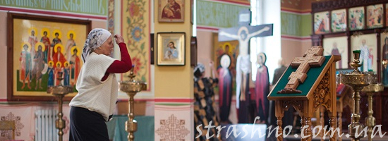 бабушка молится в церкви