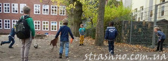 дети в школьном дворе