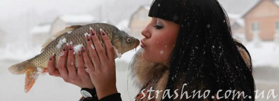 девушка с карпом