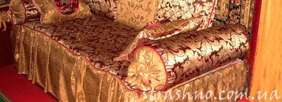 Старый диван с домовым