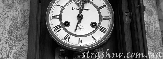 Часы с маятником ночью