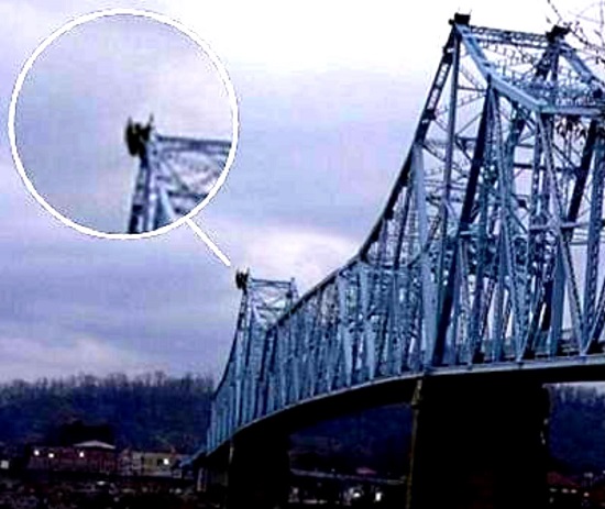 человек-мотылек на мосту