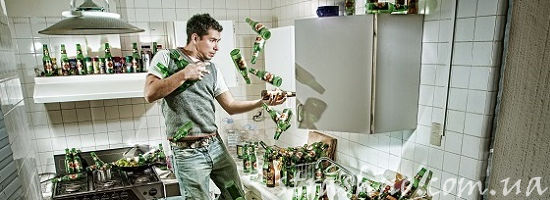 парень бутылки