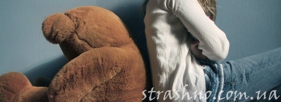 девочка с плюшевым мишкой