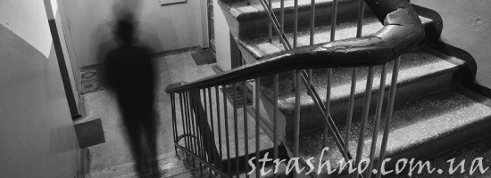 темный силуэт в подъезде