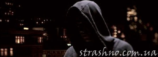 человек в чёрном капюшоне