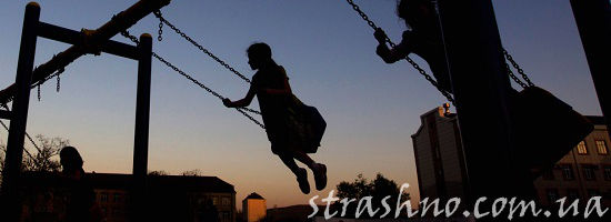 девочки на качелях