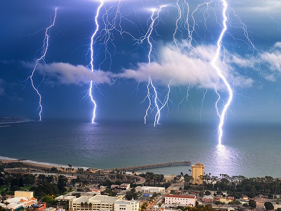 молнии на море