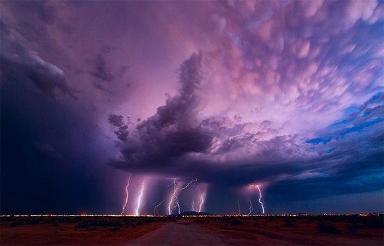 Молнии и пурпурное небо