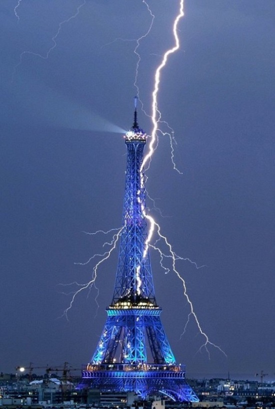 молния и Эйфелева башня