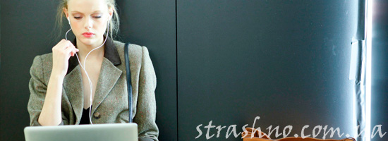 Девушка за ноутбуком