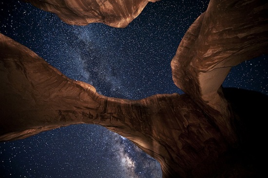 звёзды над каменной аркой
