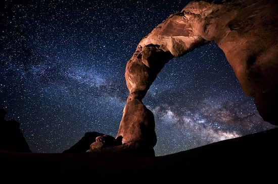 звёзды над каменной аркой