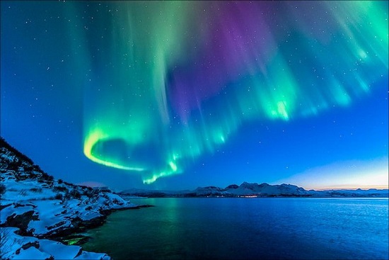 звёздное небо и северное сияние