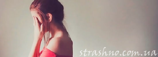 девушка грустит