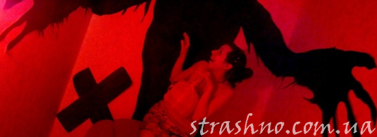 мистика чёрный силуэт в красной комнате