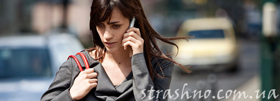 Расстроенная девушка с телефоном