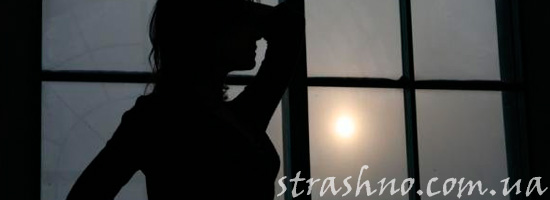 Девушка боится темноты