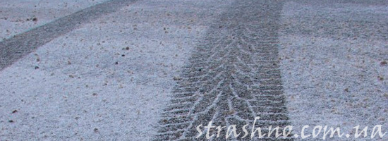 Следы машины на снегу