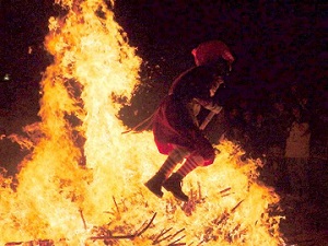 ведьма прыгает через костёр