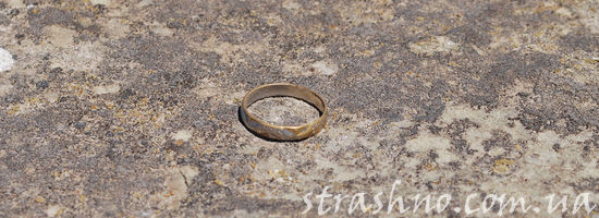 обручальное кольцо на камне