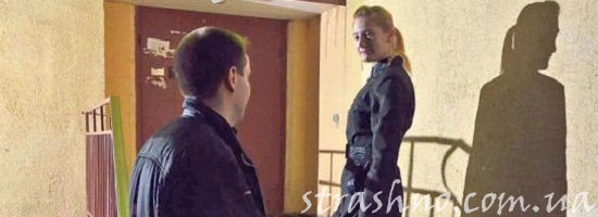 парень провожает девушку