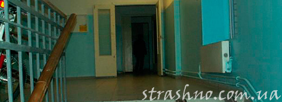 Силуэт на лестничной площадке