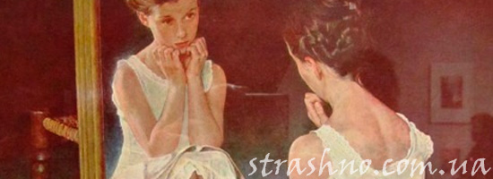 Девочка смотрится в зеркало