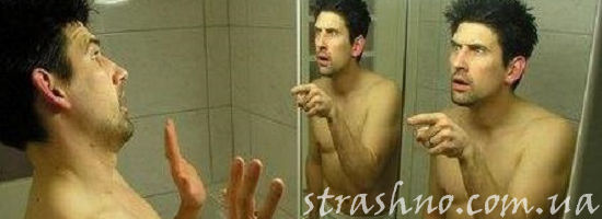 странное отражение мужчины в зеркале