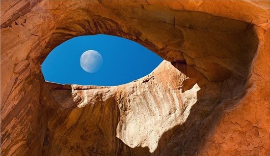Глаз Луны через арку