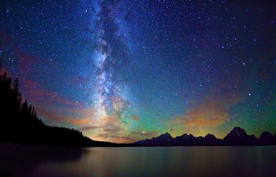 редкое полярное сияние и млечный путь