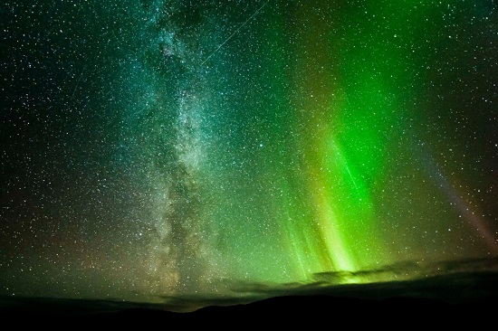 Северное полярное сияние и звёзды